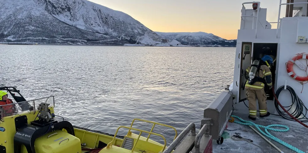 KV «Harstad» bistod brannvesenet med transport, utstyr og personell i forbindelse med slukking av brannen i Sortlandssundet.