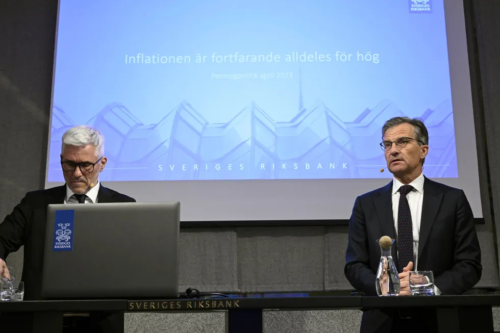 Nestleder for den pengepolitiske komiteen i Riksbanken Mattias Erlandsson (til venstre) og sentralbanksjef Erik Thedéen.