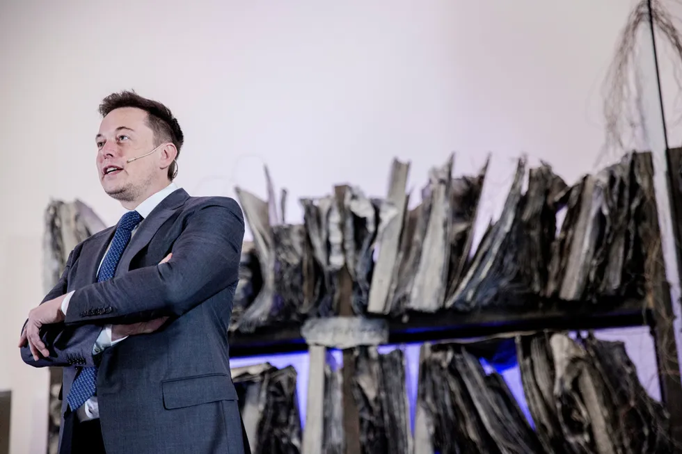 Det hjelper lite at Elon Musk og Tesla lager nullutslippsbiler hvis produksjonen og transporten er forurensende. Produksjon av batterier kan også medføre naturrisiko, skriver Joachim Nahem.