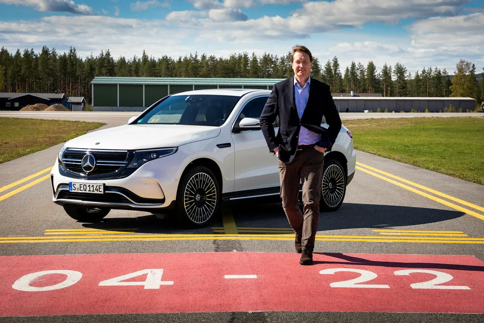 Mercedes nye toppsjef, Ola Källenius, på flystripen på Eggemoen der verdens motorpresse har testet den nye elbilen Mercedes EQC de siste ukene.