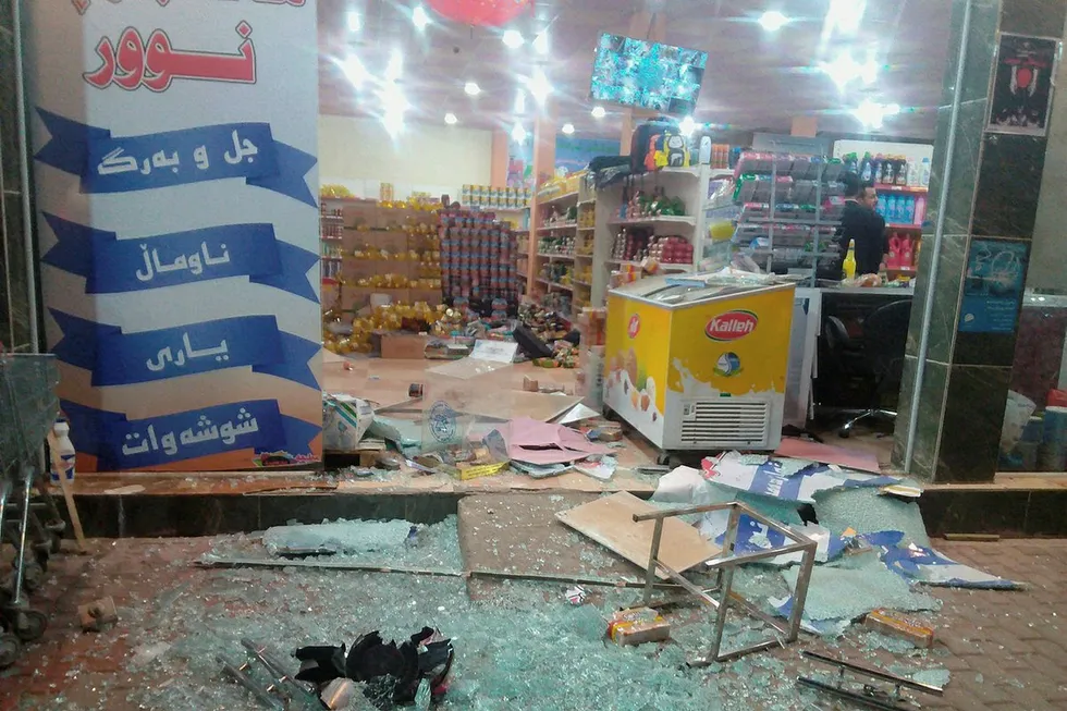 Mange døde etter jordskjelvet i Irak. Bildet viser den ødelagte inngangen til en butikk i Halabja. Foto: Osama Golpy/Rudaw/Sosiale medier/Reuters/NTB scanpix