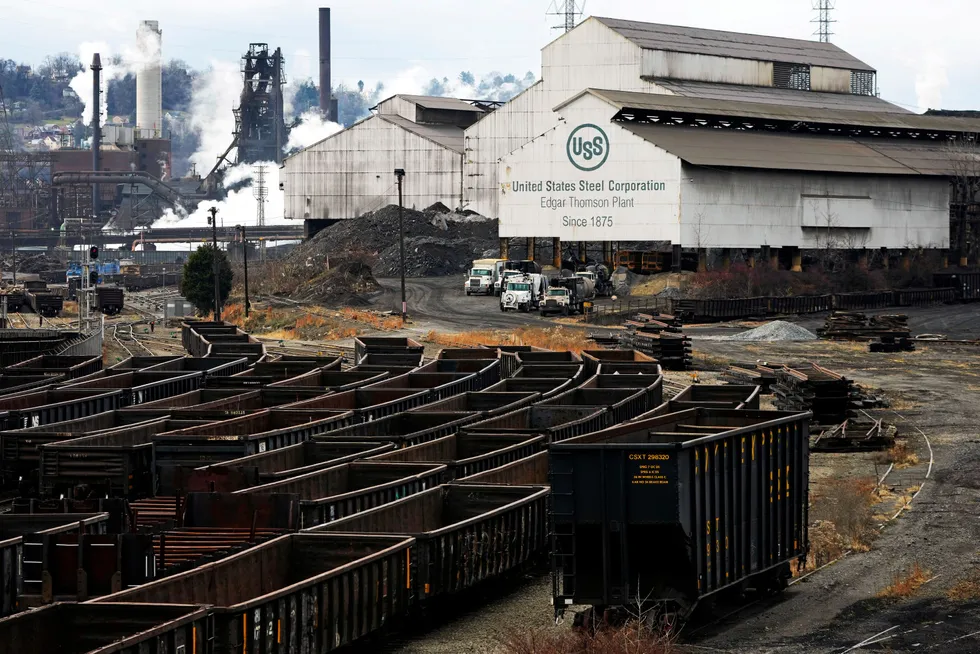 US Steel var verdens største og mest verdifulle selskap ved inngangen til forrige århundre og spilte en svært viktig rolle i industrialisering av USA til å bli en økonomisk stormakt. Nå selges selskapet til japanske Nippon Steel for over 150 milliarder kroner. Her fra s Edgar Thomson Plant i Braddock i den amerikanske delstaten Pennsylvania