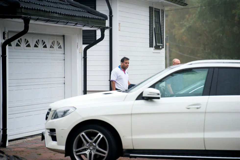 Her er den omdiskuterte Mercedesen sammen med mafiatiltalte Ali Asghar utenfor familievillaen i Lørenskog. Foto: Skjalg Bøhmer Vold