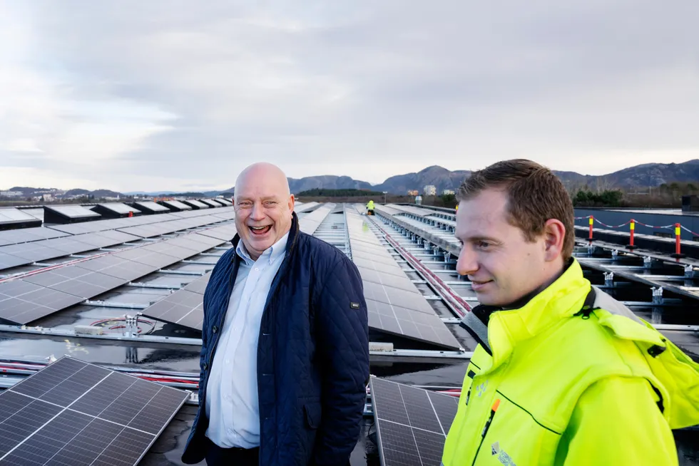 Gründer Aksel Kverneland har lagt solenergianlegg på mange tak i oljefylket Rogaland. Nå håper han å runde milliarden i omsetning for Kverneland Energi. Her er han sammen med sønnen Martin Kverneland.
