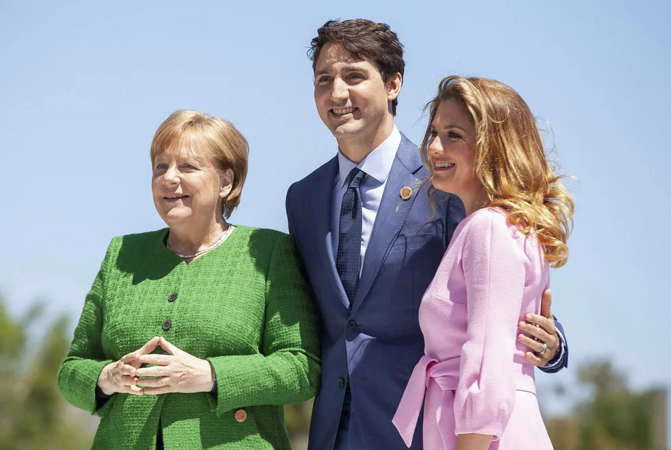 Forbundskansler Angela Merkel sier Tyskland vil støtte slutterklæringen fra G 7-møtet uansett hva USAs president Donald Trump sier og gjør. Her er Merkel sammen med Canadas statsminister Justin Trudeau og hans hustru. Foto: Geoff Robins/AFP photo/NTB Scanpix