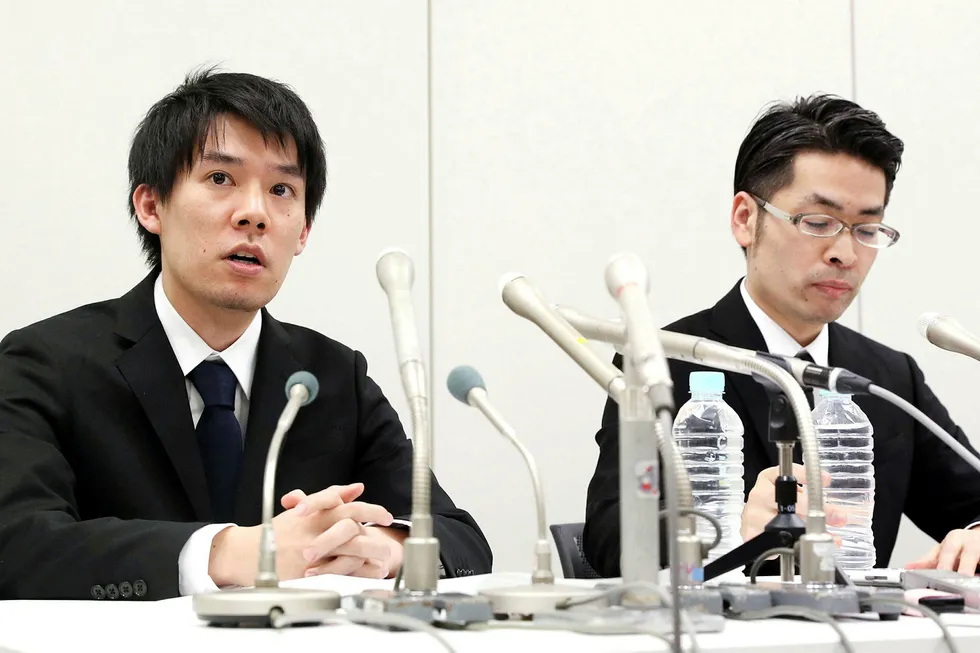 Coincheck-sjef Koichiro Wada (til venstre) bekrefter at kryptobørsen har mistet flere milliarder kroner grunnet hacking. Foto: Takuya Inaba - Kyodo News via AP
