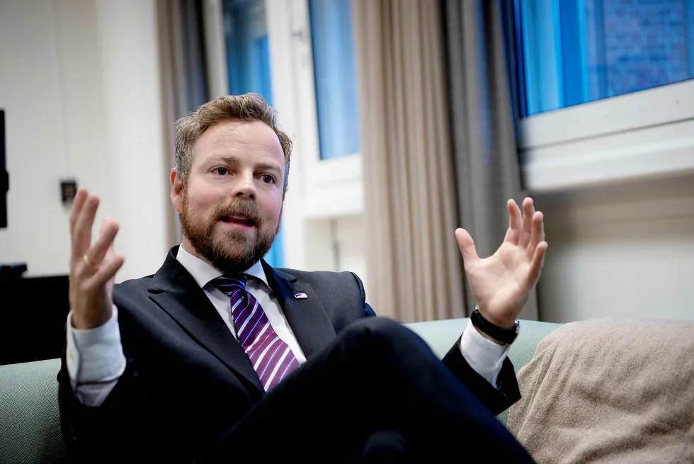 Næringsminister Torbjørn Røe Isaksen (H) mener Aps asylpolitikk vil bli et sjansespill.