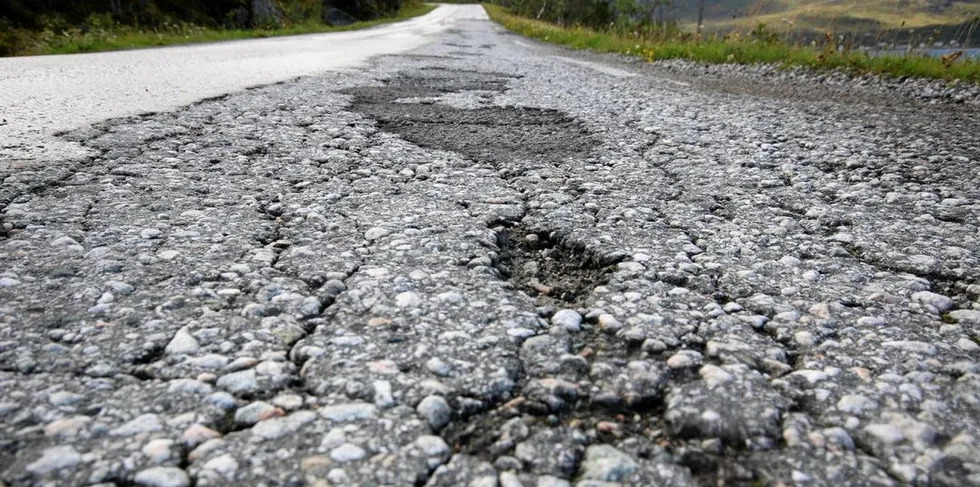 Sjømatbedriftene er klare på at regjeringen må bevilge mer midler til å utbedre fylkesveier for å sikre sjømattransporten.