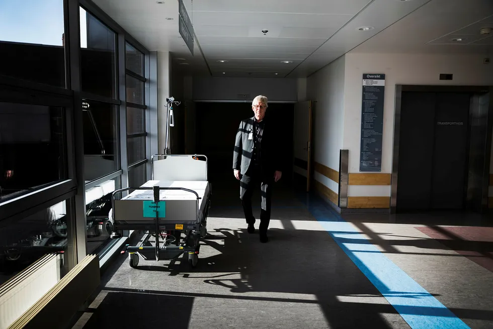 Sykehusdirektør Stein Kinserdal ved Sykehuset i Vestfold mener veien er kort fra bukk til havresekk, og at offentlige leger ikke bør ha bierverv i privat sektor. Foto: Per Thrana