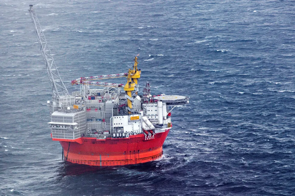 Statoil investerer i olje- og gassleting i Barentshavet. Men blir det lønnsomt å utvinne ressursene dersom det kommer en brå overgang til tøffere klimapolitikk i verden om noen år? Her boreriggen Goliat i Barentshavet. Foto: Aleksander Nordahl