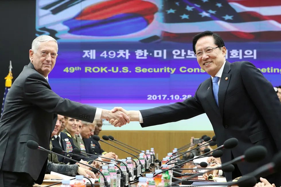 USAs forsvarsminister Jim Mattis og hans sørkoreanske motpart Song Young-moo møttes i Seoul lørdag. Foto: Lee Jin-man / AP / NTB scanpix