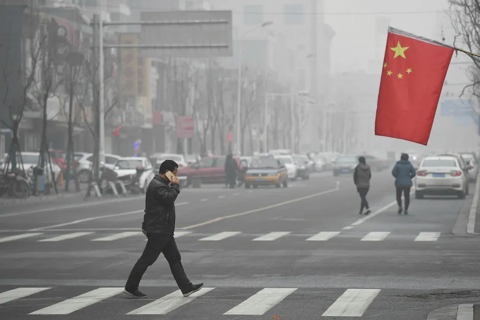 Kina forsøker å redusere forurensningen i storbyene i vintermånedene ved å forby bruk av kull til oppvarming av boliger. En iskald vinter og mangel på gass har ført til protester. Dette kan ramme den økonomiske aktiviteten. Foto: Greg Baker/AFP/NTB Scanpix