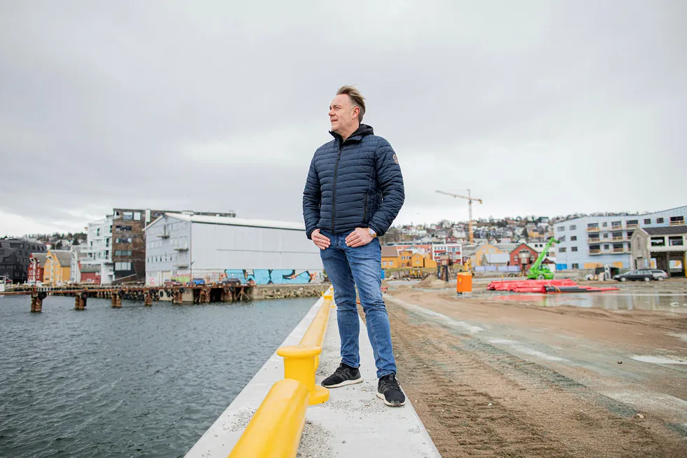 Bård Sverdrup, sjef og eier i Totalrenovering, bygger ny bydel Vervet i Tromsø. i Bakgrunnen maskinhallen og verftstomten han skal bygge ny bydel på.