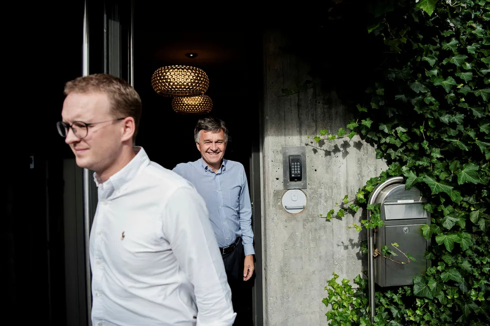 Halvor og Knut Øgreid (sønn og far) selger seg ut av Anker-kvartalet i Stavanger sentrum. Det tradisjonsrike familieselskapet har solgt seg ut av flere små og store selskap de siste ukene. Foto: Marie von Krogh