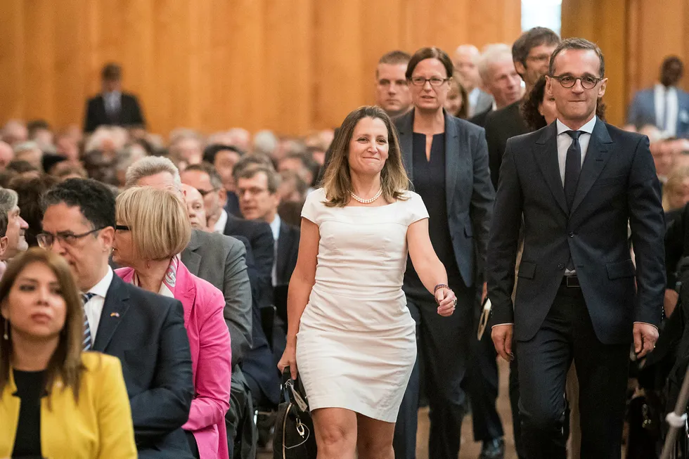 Tysklands utenriksminister Heiko Maas (til høyre) maner til samhold mot Trump og Putin. Her sammen med Canadas utenriksminister Chrystia Freeland på et møte i Berlin mandag.