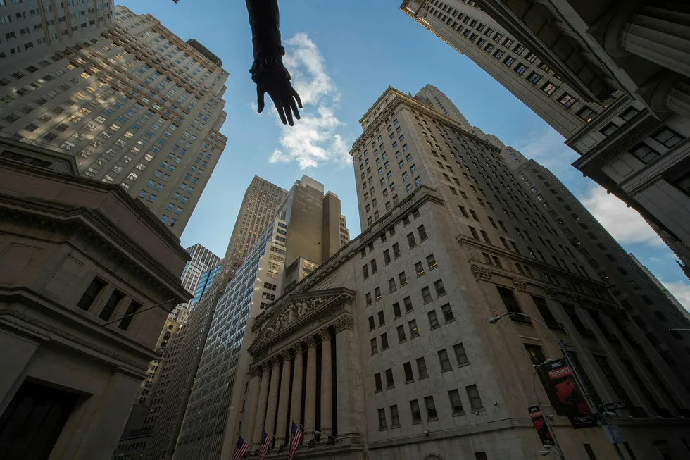 Hånden fra statuen av George Washington peker i retning av aksjebørsen New York Stock Exchange på Wall Street i New York. Foto: BRYAN R. SMITH/AFP/NTB Scanpix