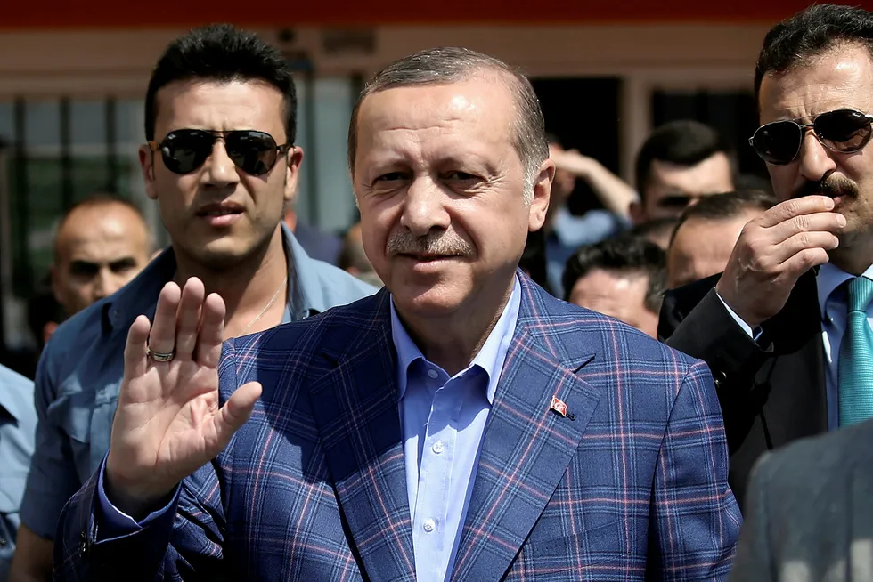 President Tayyip Erdogan vinker til sine tilhengere utenfor valglokalet der han avga sin stemme søndag. Nå krever opposisjonspartiene omtelling på grunn av det de mener er valgfusk. Foto: Alkis Konstantinidis, Reuters/Scanpix