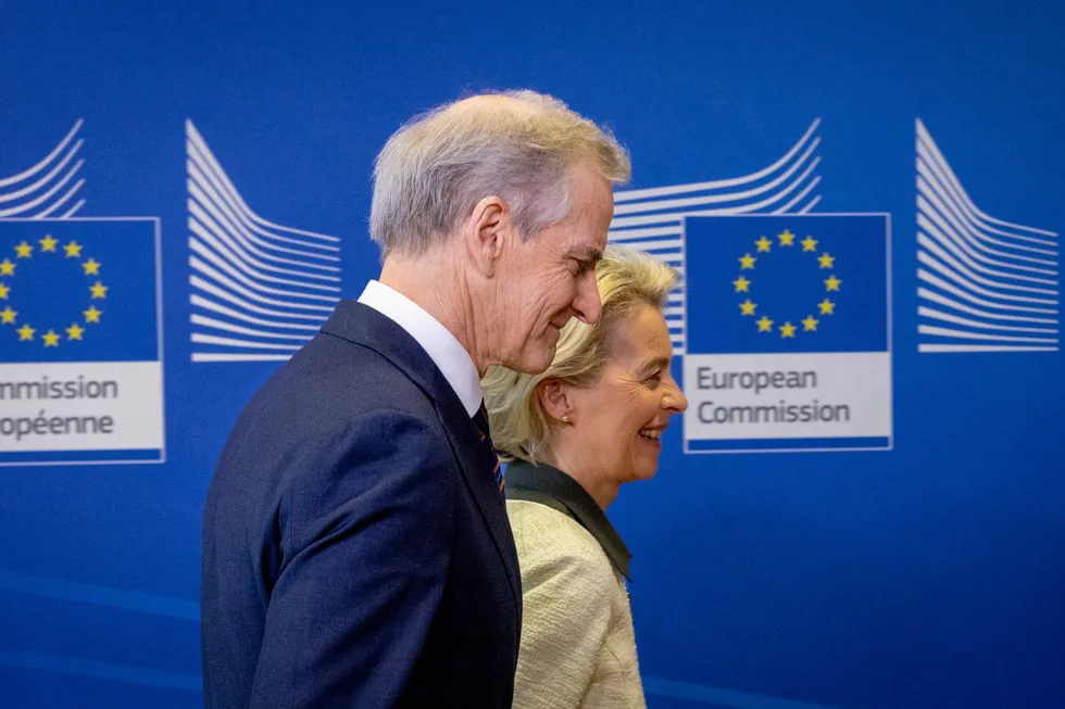 Når EU oppdaterer sin sanksjonsliste, vil den automatisk også bli gjeldende i Norge, skriver Dag Sørlie Lund. Europakommisjonens president Ursula van der Leyen møtte statsminister Jonas Gahr Støre 22. februar.