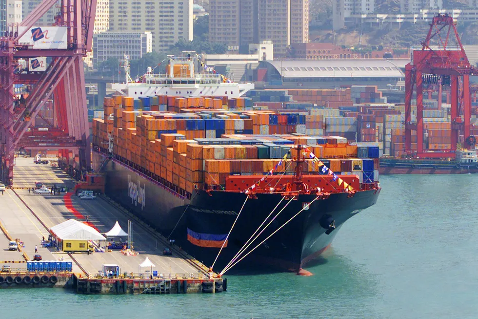 Handelskrigen mellom USA og Kina skaper usikkerhet på aksjemarkedet. Shippingrelaterte selskaper er blant de mest sensitive for handelskrig, mener Sparebank 1 Markets analytiker Petter Kongslie. På bildet er «Hong Kong Express», et av verdens største containerskip avbildet ved havnen i Hong Kong. Foto: Kin Cheung/Reuters/NTB Scanpix
