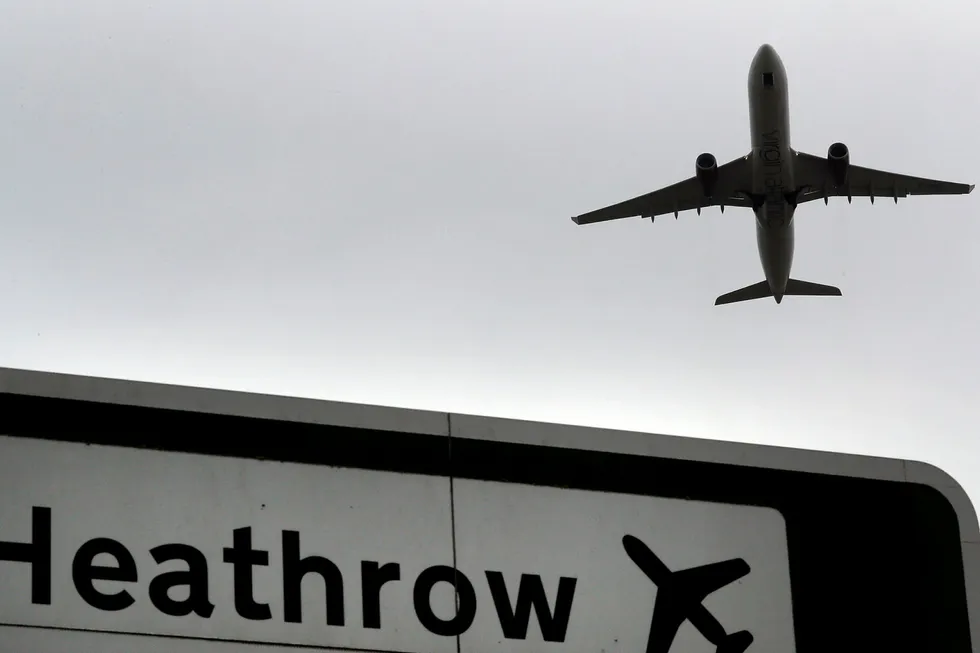 Heathrow-flyplassen utenfor London kan bli utvidet med en tredje rullebane innen få år. Foto: AP / NTB scanpix