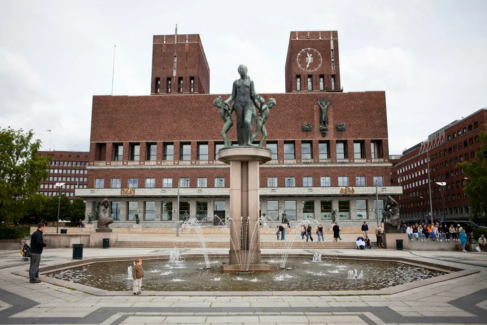 05.06.09, Oslo: Oslo Rådhus sett fra sjøsiden med statuen av E. Lie og P. Hurum i forkant. Foto: Johannes Worsøe Berg --- Foto: Johannes Worsøe Berg