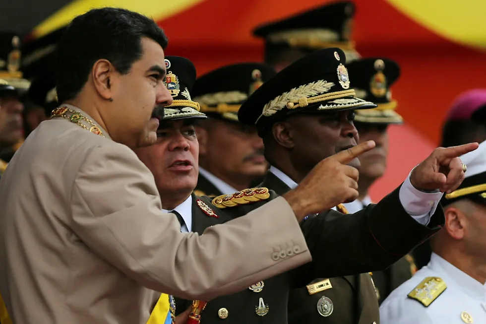 Militæret i Venezuela støtter planene til president Nicolas Maduro (til venstre), som her snakker med forsvarsminister Vladimir Padrino Lopez under en militærparade denne uken. Foto: Fernando Llano/AP photo/NTB scanpix