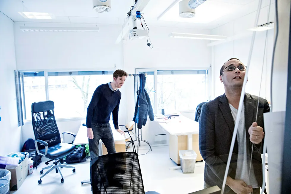 Ali Elmasoudi (til venstre) og Eivind Stordal står bak selskapet Studix som utvikler en robot for undervisning. Foto: Aleksander Nordahl