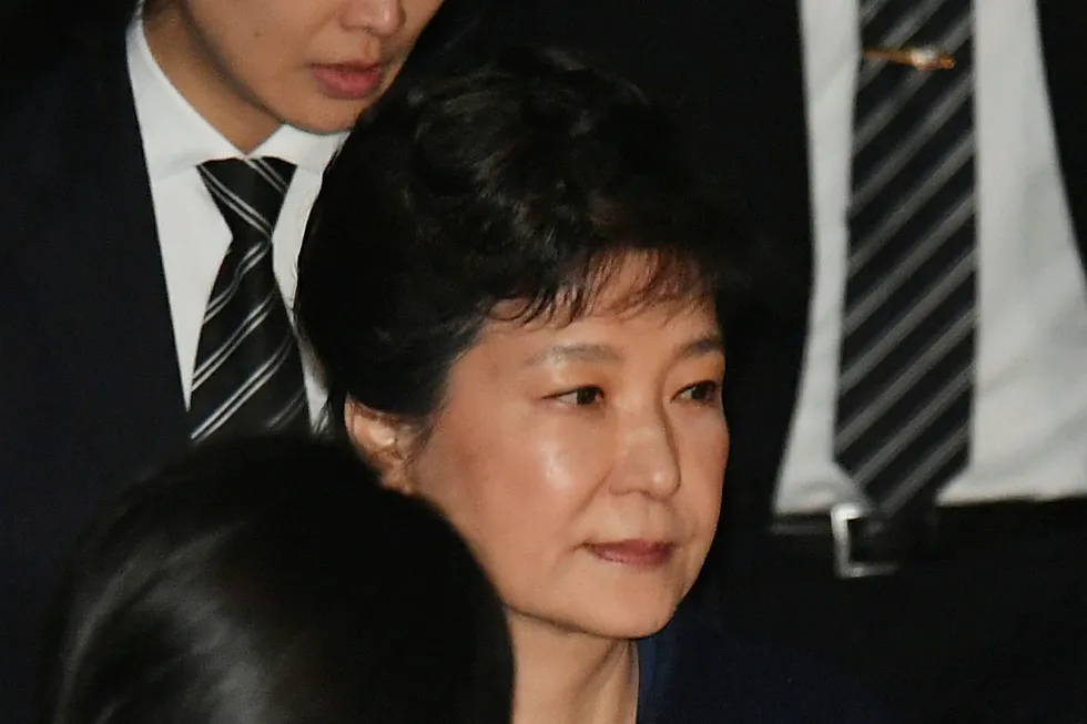 Nylig avsatte Park Geun-hye forlater retten nå i kveld etter å ha fått høre om arrestordren mot henne. Foto: Song Kyung-Seok/Pool Photo via AP
