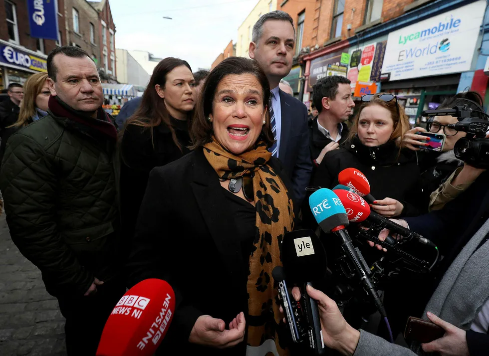 Partileder Mary Lou McDonald i Sinn Féin driver valgkamp i Dublin. Tidligere støttet partiet Sinn Féin terrorgruppen IRA. Nå kan det bli størst i landet.