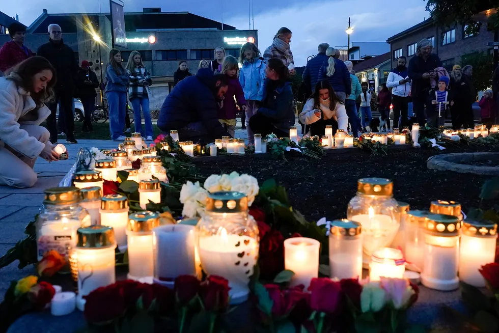 Blomster og tenner lys på Stortorvet i Kongsberg etter at en mann drepte fem personer i byen onsdag kveld.