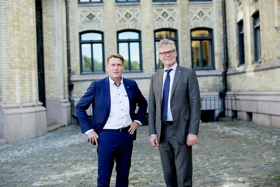 Høyres Kårstein Løvaas (fra venstre) og Hans Andreas Limi i Frp mener Venstres ønske om skattefrie avisabonnementer fra arbeidsgivere blir en form for støtteordning for pressen. Foto: Øyvind Elvsborg