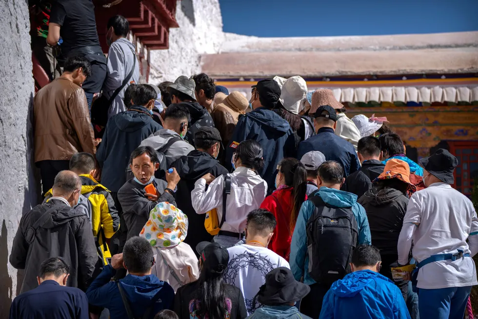 Kina har stengt grensene. Kinesiske turister vil sannsynligvis ikke kunne reise fritt før sommeren 2023. Dette har ført til en innenlandsk reiselivsboom. Kinesiske turister flokker til Tibet. Her fra Potala Palace i Lhasa.