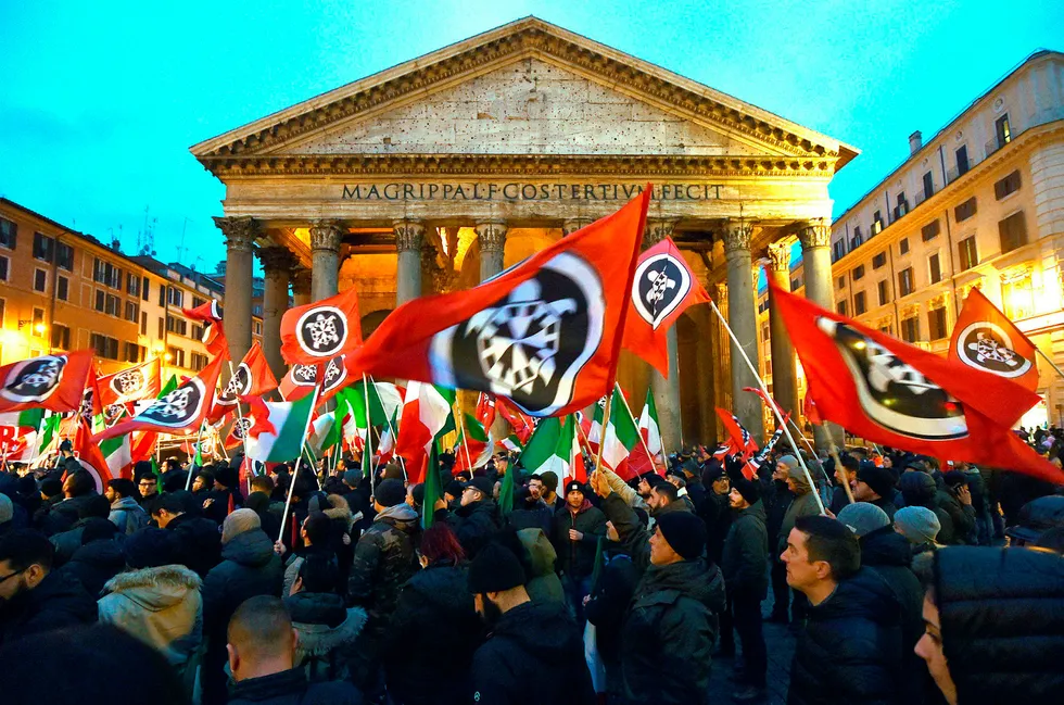 Italienerne skal velge ny nasjonalforsamling 4. mars. Tilhengere av det nyfascistiske partiet Casapound demonstrerte på Pantheon-plassen i Roma 1. mars. Foto: Afp Photo/Andreas Solaro