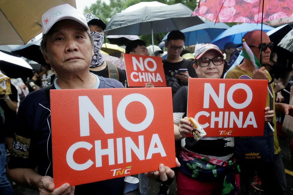 Iført sorte klær trosset over 100.000 demonstranter på Taiwan kraftig regn for å vise sin støtte til Hongkong-demonstrantene. Taiwanere, og de to største partiene, sier et klart nei til at Taiwan skal gjenforenes med Kina – til tross for løfter om delvis selvstyre.