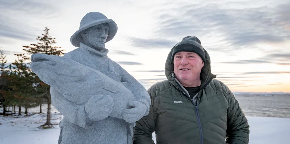 Ulf Gøran Garstad (61) har fått satt opp en statue av en fisker rett utenfor huset sitt på Garstad i Vikna.