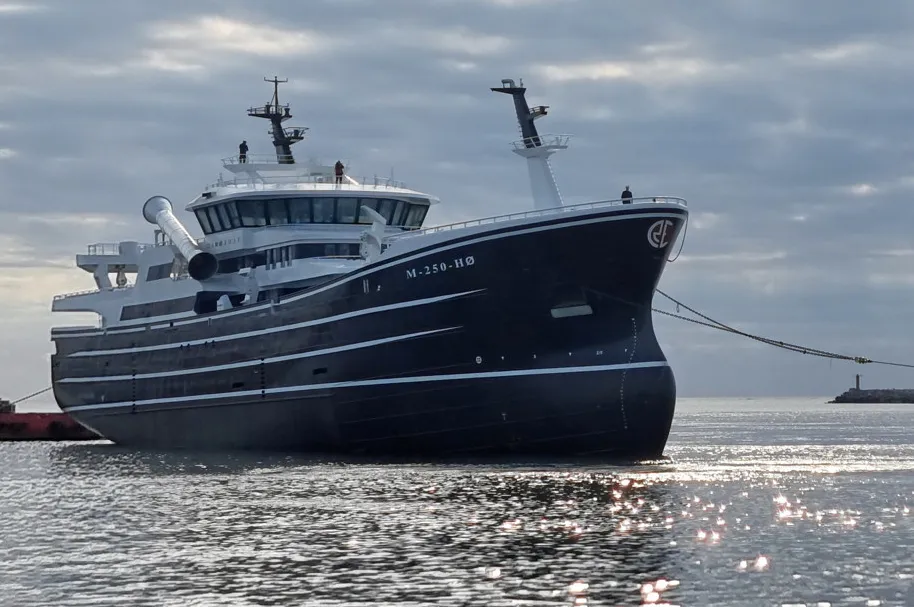 Nye «Herøyhav» under bygging ved Karstensens Skibsværft i Danmark. Ringnotbåten skal leveres på vårparten neste år.