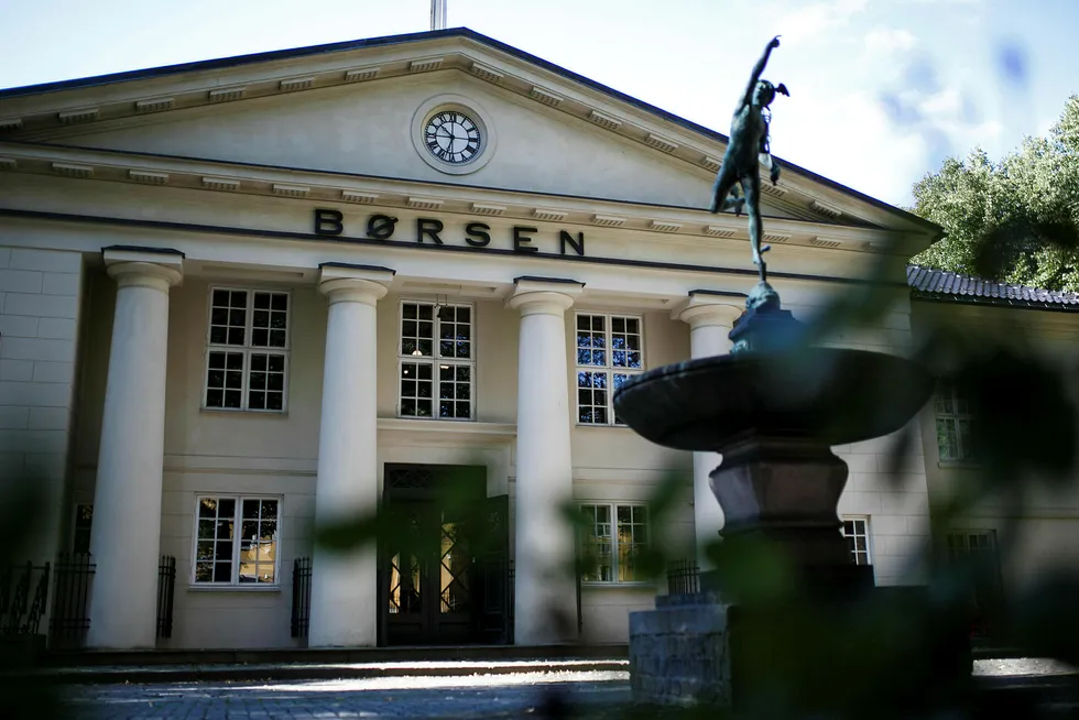 En statue av den romerske guden Merkur, guden for handel og rikdom, er plassert utenfor Oslo Børs.