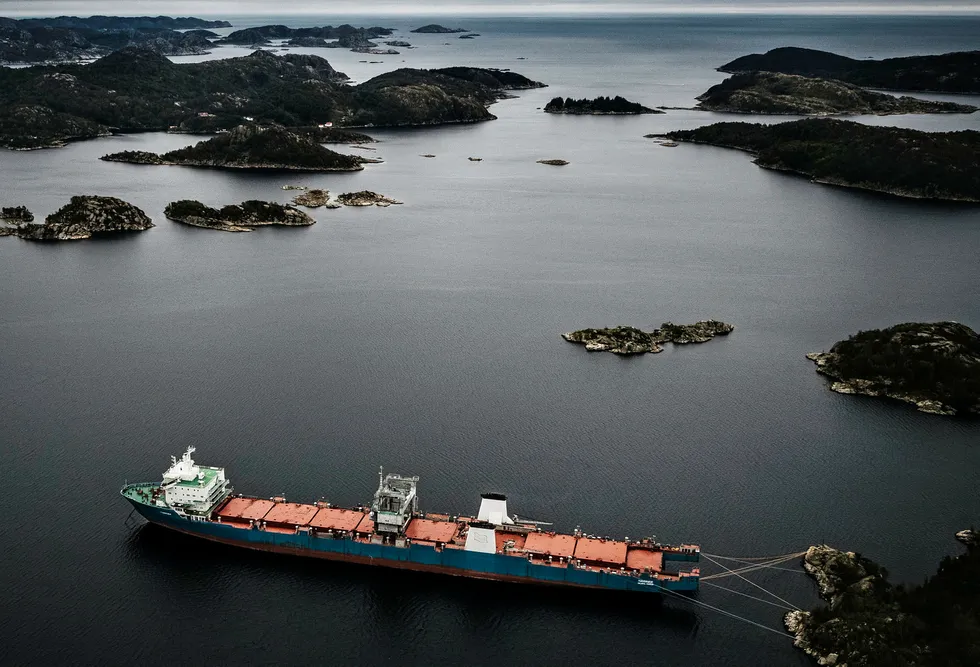 Økokrim har siktet eierne og de tidligere eierne av skipet Harrier, som forlot Norge forrige uke etter mer enn et år i Spindsfjorden.