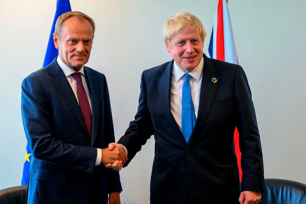 Tiden er snart ute for Boris Johnson, og det er ingen garanti for suksess i helgens intense brexit-forhandlinger, sier EUs rådspresident Donald Tusk (til venstre). Men partene snakker sammen igjen.