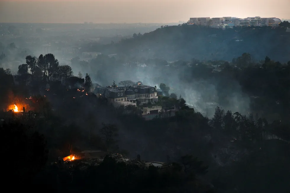 Et herskapelig hus i Bel Air-distriktet i Los Angeles har så langt overlevd brannene. En ny kraftig brann blusset opp onsdag i dette området, mens brannmenn sloss med branner flere andre steder i California. Foto: Jae C. Hong