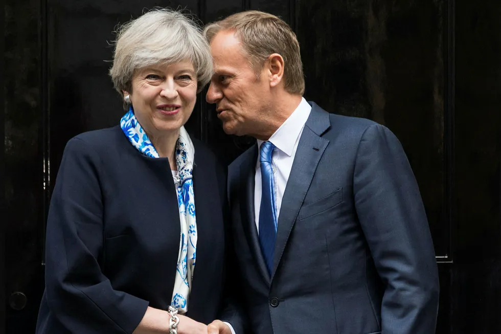 EU-presidenten Donald Tusk og den britiske statsministeren Theresa May i passiar under Tusks besøk i Downing Street i april. Foto: Anadolu Agency/Getty Images