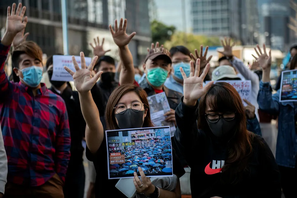 Demonstrasjonene fortsetter i Hongkong daglig – her fra et lunshrally i Kwun Tong på onsdag. En ny amerikansk lov, undertegnet av president Donald Trump, blir sett på som en støtte til Hongkong, menneskerettigheter og demokrati.