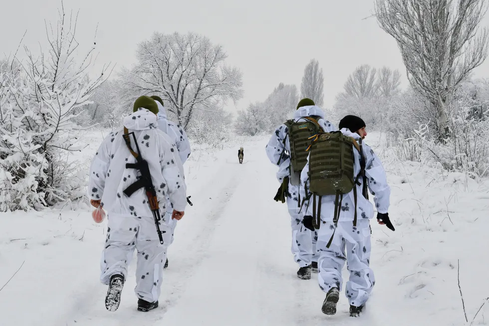Ukrainske soldater på vei til frontlinjen i den østlige ukrainske byen Donetsk.