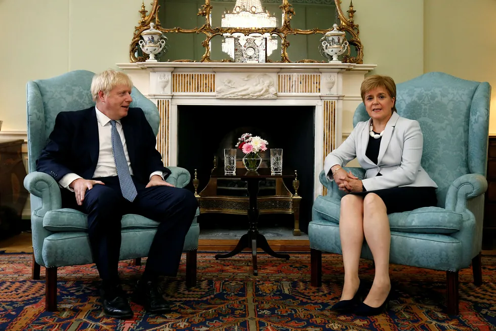 Skottlands regjeringssjef Nicola Sturgeon (til høyre) møtte Storbritannias statsminister Boris Johnson i Edinburgh i Skottland mandag.