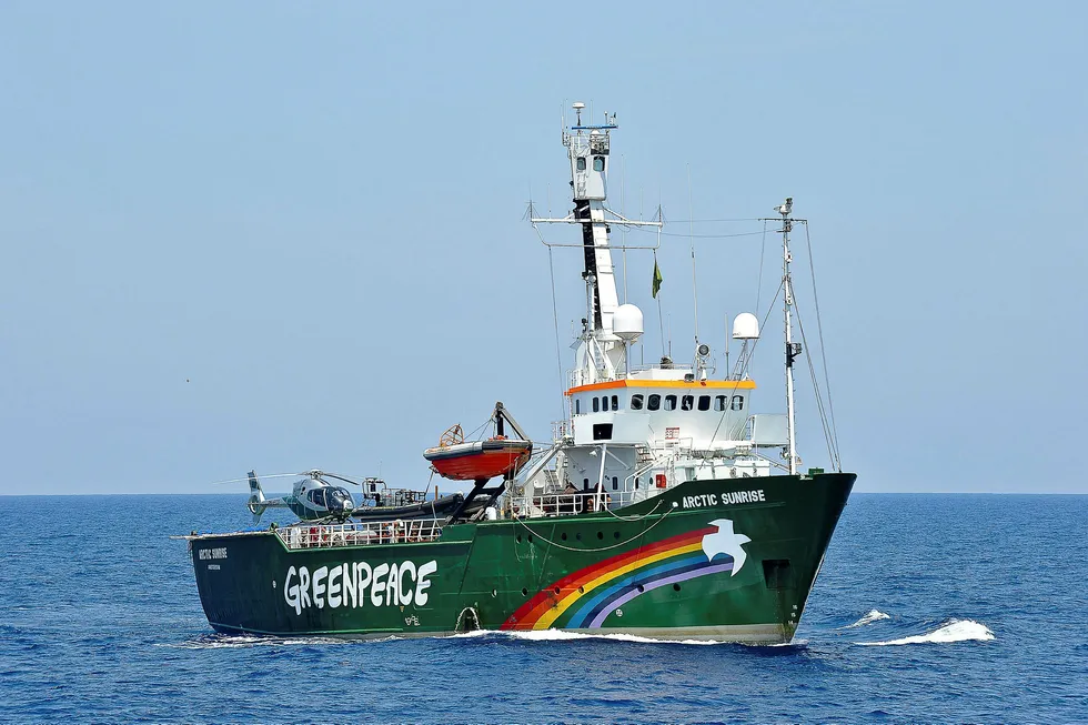 Greenpeace vil vise sin motstand overfor Statoils nordlige oljeplaner og vurderer å sende et av sine internasjonale skip til området Korpfjell der riggen «Songa Enabler» skal bore. Foto: Andreas Solaro/AFP photo/NTB scanpix