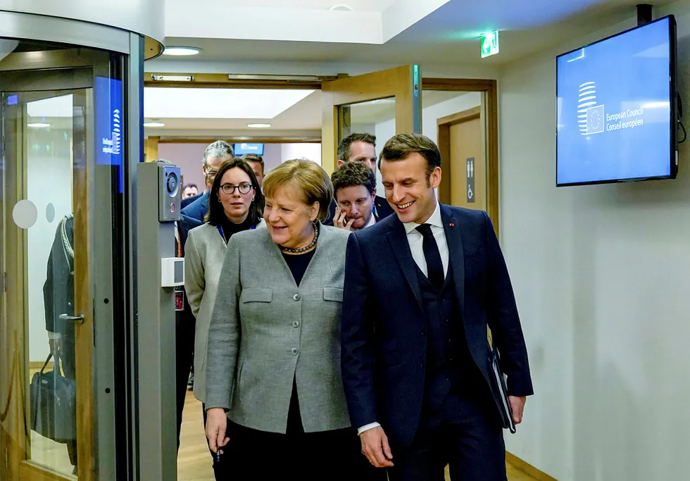 Forbundskansler Angela Merkel får korona-bonus av velgerne. President Emmanuel Macron får tommelen ned. Hvorfor?