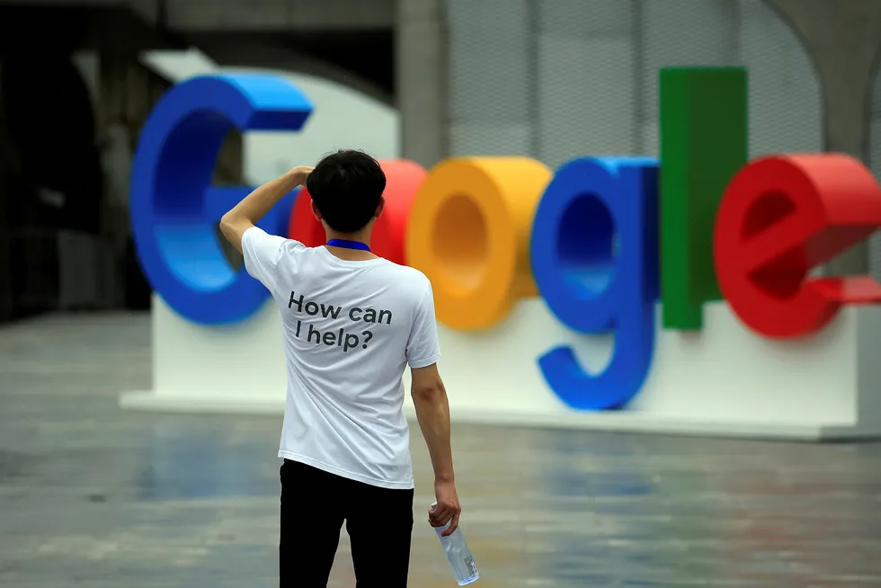 Google vurderer comeback i Kina. Tidligere toppsjef Erik Schmidt mener det kan bli to internettversjoner for verden innen ti år.
