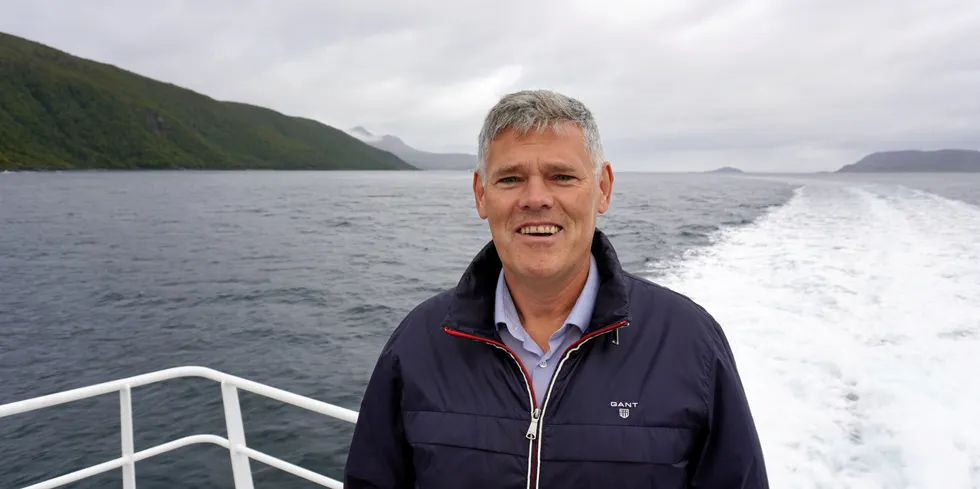Konsernsjef Frode Arntsen i Salmar har sett aksjekursen i selskapet han leder stige rundt 60 prosent i 2023. Her er Arntsen avbildet på Salmars kapitalmarkedsdag i september 2023, på båt mellom Tromsø og lakseprodusentens anlegg på Senja.
