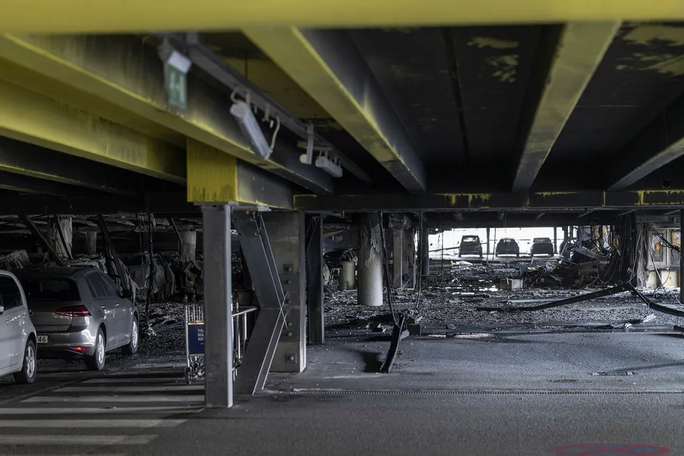 Skadene etter bilbrannen i parkeringshuset på Stavanger Lufthavn Sola sett dagen derpå.