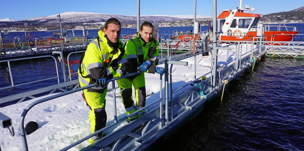 Mats Karlsen (t.v.) og Brage Hernes Gåsvær i Wenberg Fiskeoppdrett.